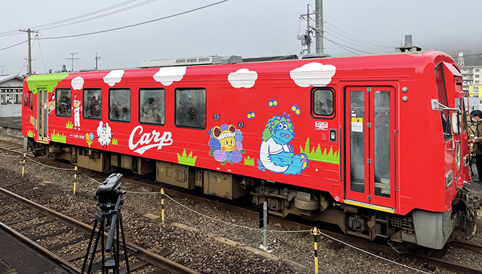芸備線カープラッピング列車運行スタート - 広島インテリジェント